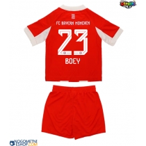 Otroški Nogometni dresi Bayern Munich Sacha Boey #23 Domači 2025-26 Kratek Rokav (+ Kratke hlače)